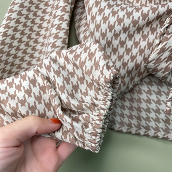 3 for $15 🦋 LIKE NEW Houndstooth Crop Tie Top - Long-sleeve - Picture 4 of 8